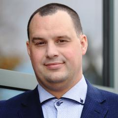 Dan Driezen in a blue suit jacket and dress shirt.